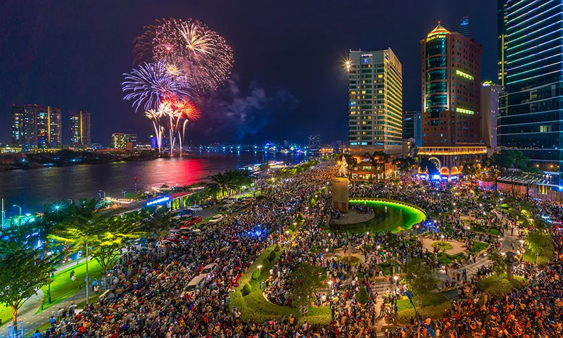 TPHCM dự kiến sẽ bắn pháo hoa tầm thấp trong đêm khai mạc Lễ hội sông nước TPHCM lần thứ 2.  - Ảnh Nguyễn Thu