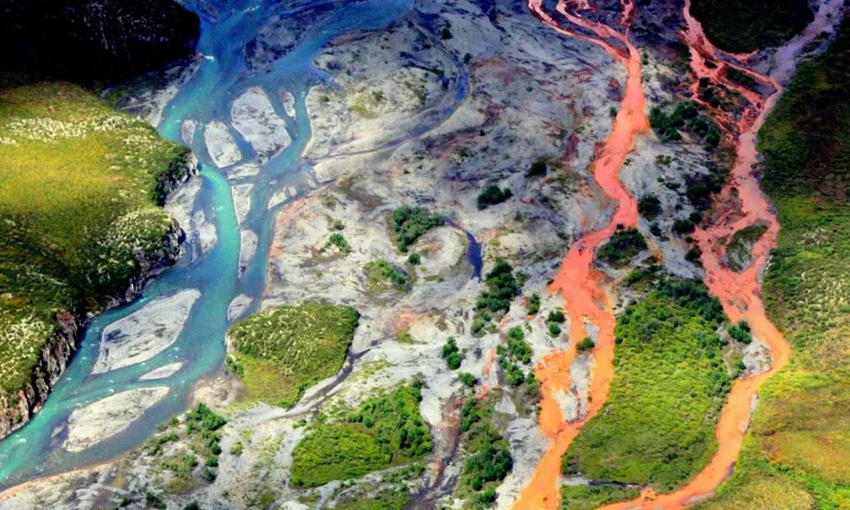 Tiết lộ lý do ‘kinh ngạc’ khiến các con sông ở Alaska chuyển sang màu cam