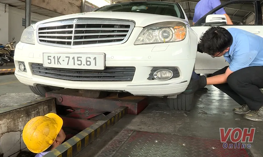 DANG KIEM OTO.00_03_30_00.Still002