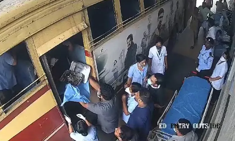 Đang đi du lịch người mẹ sinh con trên xe buýt