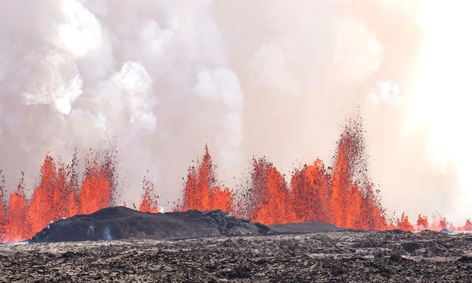 Núi lửa Iceland lại phun trào dòng dung nham khổng lồ