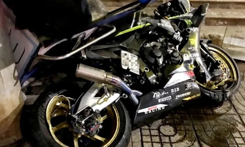 Chiếc xe  Yamaha R! của nạn nhân sau khi va chạm với bờ bê tông của vòng xoay đã bay lên trời và rơi xuống đất