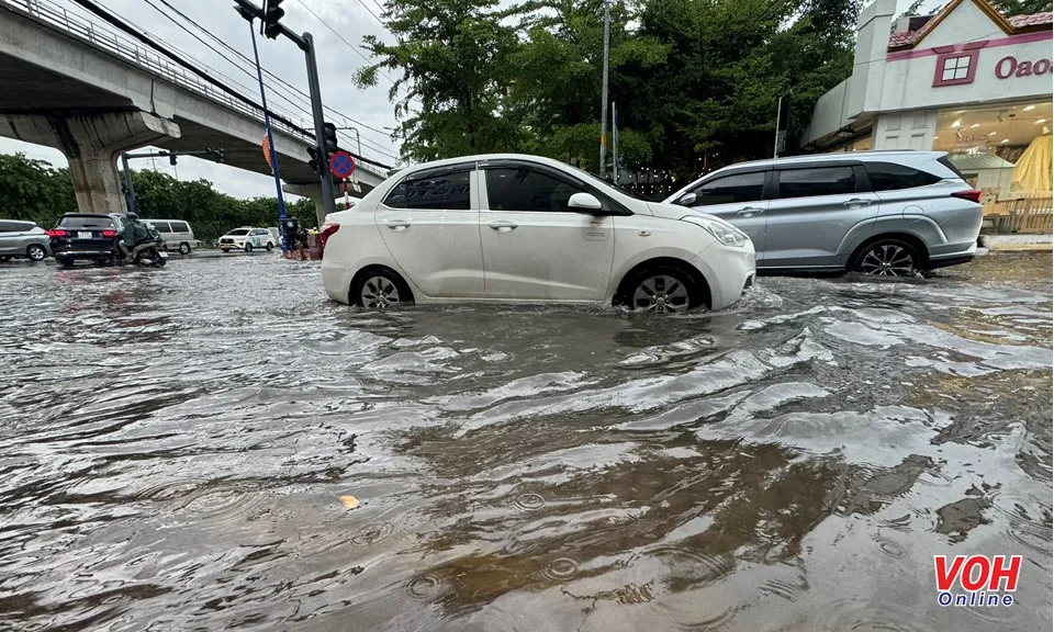 TPHCM: Sau cơn mưa chiều 31/5, xe cộ lại “bơi” trên phố