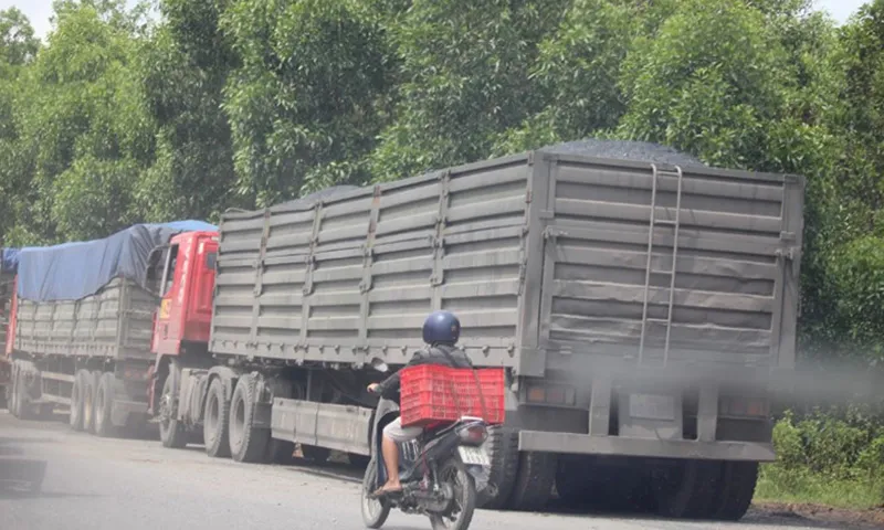 Những xe tải khủng chở than phá nát cầu đường và gây ô nhiễm môi trường tại đường HCM nhánh Tây