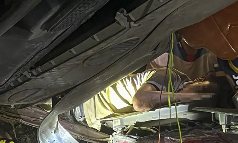 Xe đầu kéo lật, giải cứu tài xế mắc kẹt cabin xuyên đêm