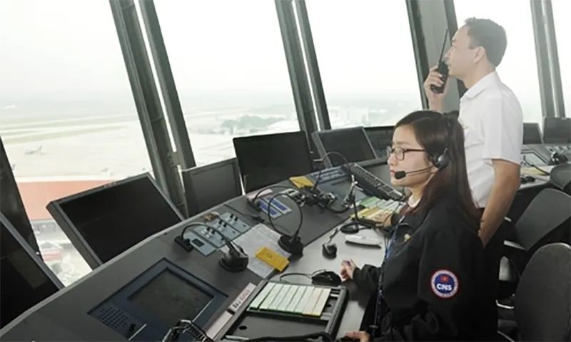 Kiểm soát viên không lưu đang trực điều hành tại Đài KSKL Nội Bài