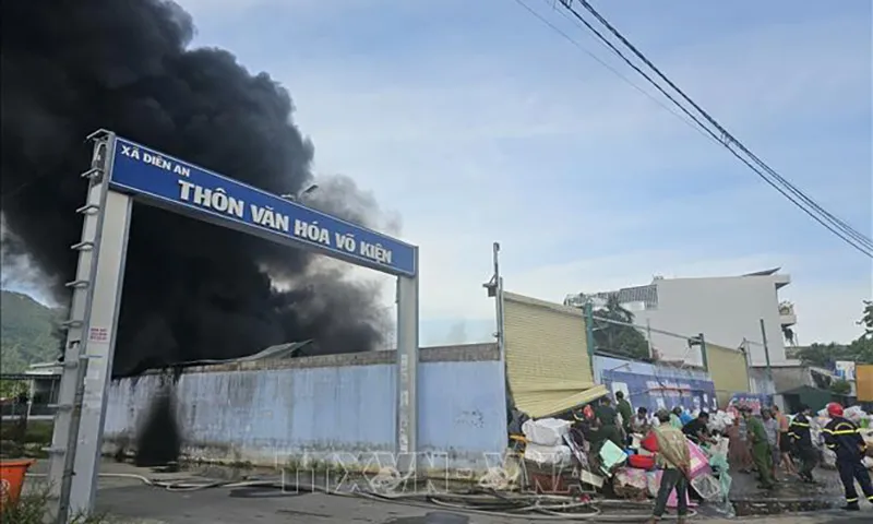 Cháy rụi kho hàng đồ nhựa 400 mét vuông tại Khánh Hòa