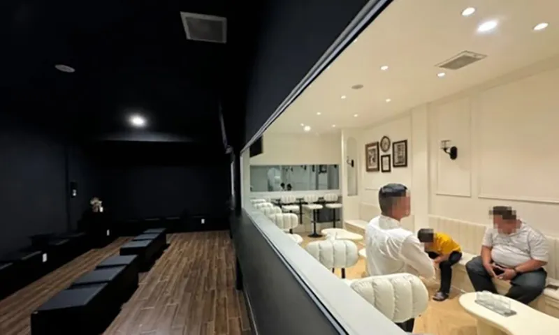 Hai phòng lớn của quán cả phê có màu đen và trắng