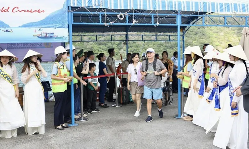 Tàu quốc tế với hơn 2000 du khách đến Côn Đảo 