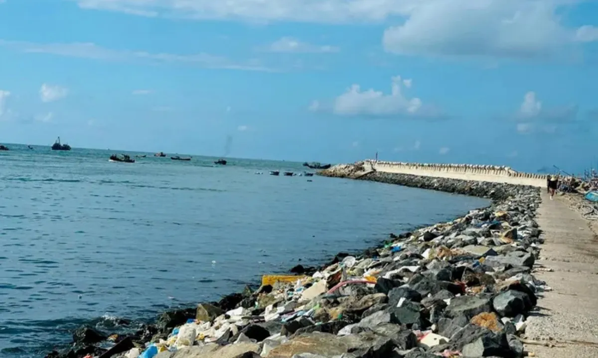 Tàu cá không người lái trôi dạt trên biển