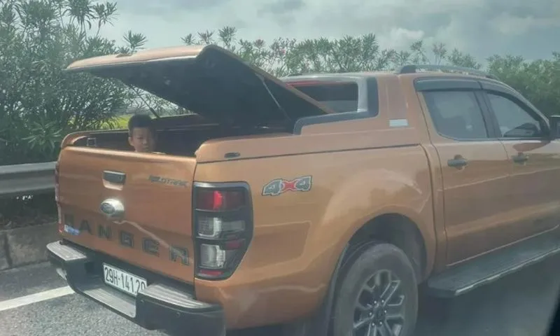 Ba chở con trai ngồi ở thùng xe bán tải bị xử phạt - Ảnh minh họa