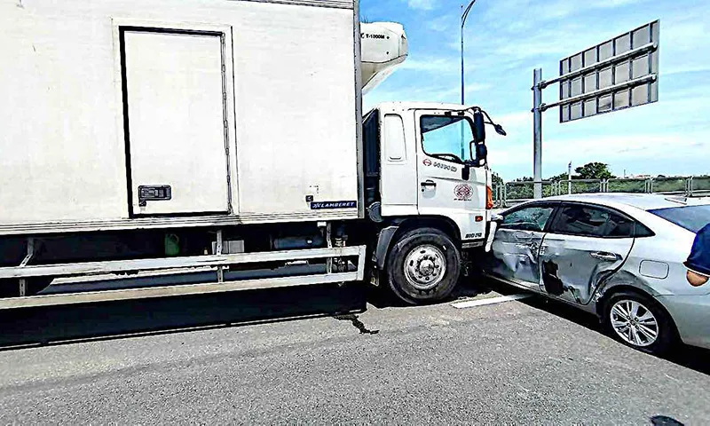 Hiện trường vụ tai nạn xe ô tô 4 chổ chắn ngang đường gân ùn tắt xe lưu thông