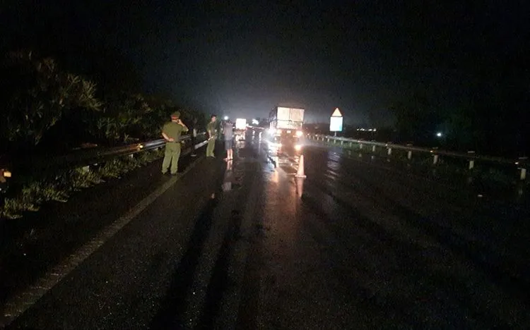 iện trường xảy ra vụ tai nạn người đàn ông đi bộ vào cao tốc bị xe tông tử vong