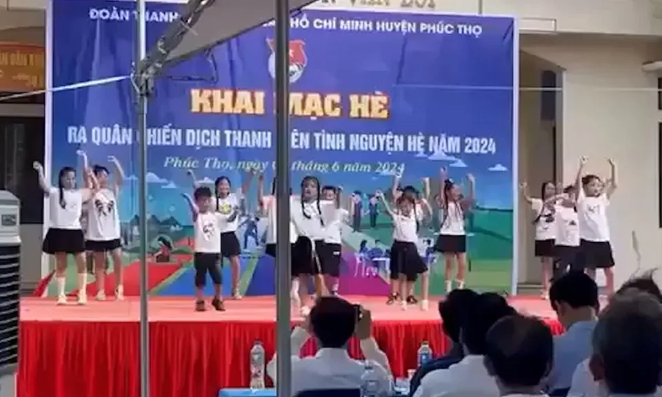 Khoảnh khắc mái hiên nhà văn hóa đổ sập khiến 6 trẻ đang múa văn nghệ bị thương