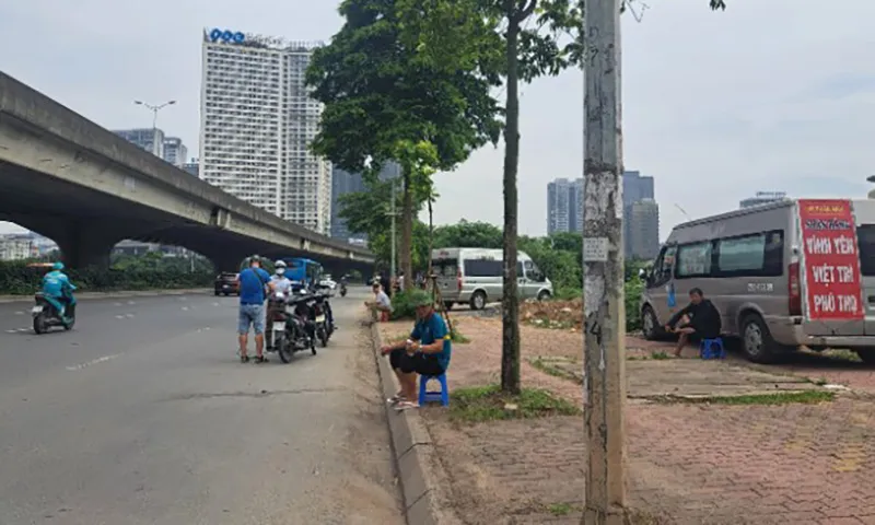 Tình trạng xe dù, bến cóc hoạt động đón trả khách bên ngoài bến xe vẫn còn xuất hiện từ nhiều năm nay - Ảnh: báo Giao thông