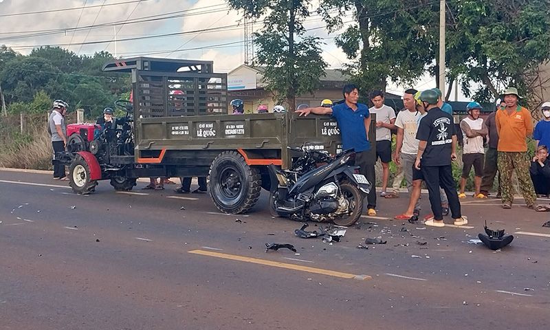 Xe mô tô tông đuôi xe công nông, 2 người tử vong