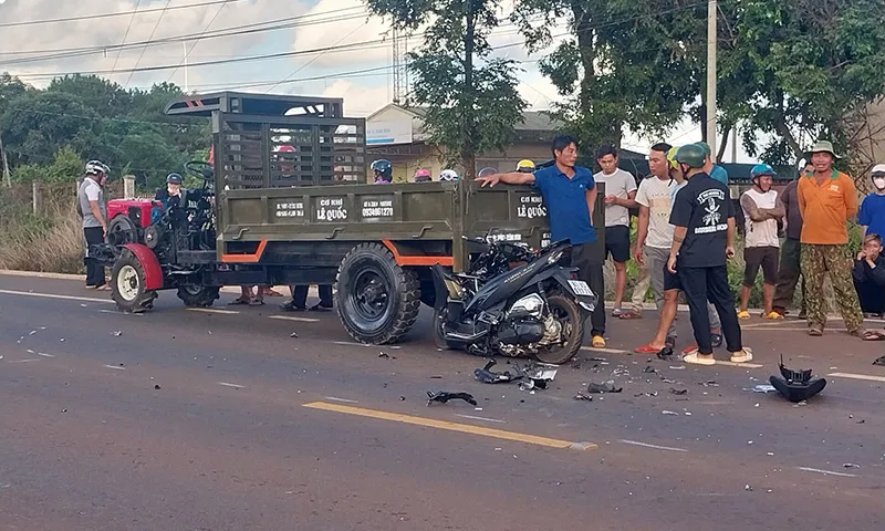 Xe mô tô tông đuôi xe công nông, 2 người tử vong