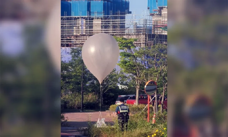 Bóng bay chứa rác đáp xuống công viên tại Incheon, Hàn Quốc ngày 26 Re