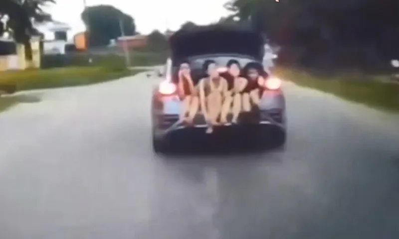 Xe ô tô con chở 4 người ngồi khoang hành lý bị xử phạt 4 triệu, tước GPLX 2 tháng