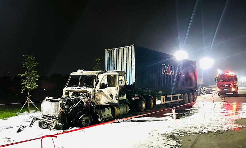 Cabin xe container cháy trụi khi tài xế rời xe