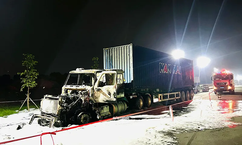 Cabin xe container cháy trụi khi tài xế rời xe