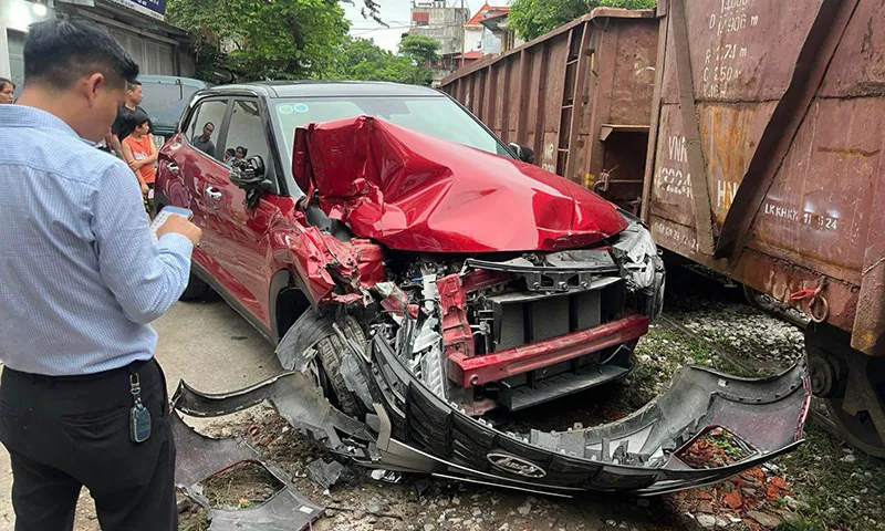 Ô tô đỗ sát đường tàu bị tông móp đầu xe