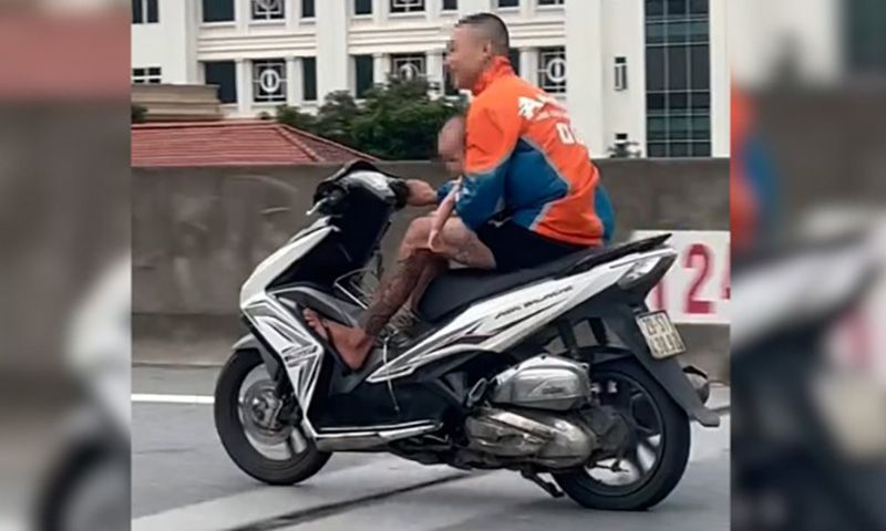 Không mũ bảo hiểm, ôm trẻ trong lòng, phóng xe như bay trên cao tốc