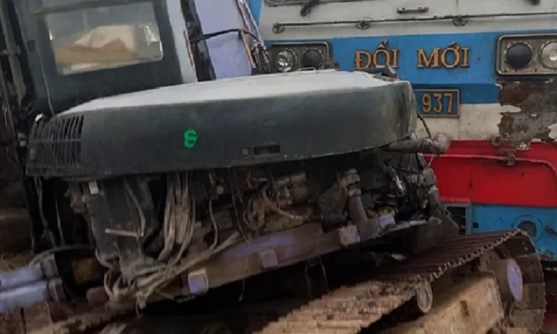 Tàu hỏa tông máy xúc ở Bình Thuận, đường sắt Bắc - Nam gián đoạn