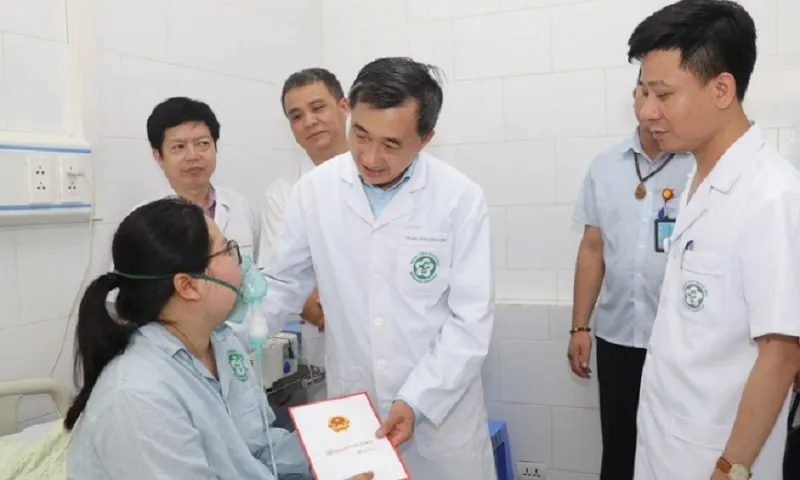 Thứ trưởng Trần Văn Thuấn thăm hỏi, tặng quà động viên nạn nhân trong vụ cháy ở Trung Kính đang điều trị tại Bệnh viện Bạch Mai  bvcc