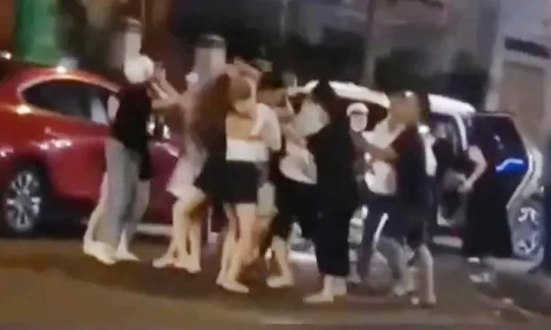 Đắk Lắk: Nhiều phụ nữ xông vào ẩu đả ngoài đường, 1 người lái ô tô húc vào ô tô khác gần đó