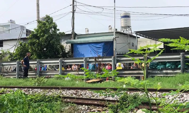 Chui qua hộ lan, băng qua đường sắt người đàn ông bị tàu hỏa cán tử vong