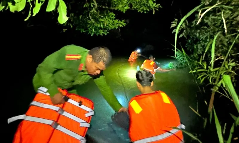 Công an giăng dây, giải cứu 5 người chới với giữa dòng nước xiết 