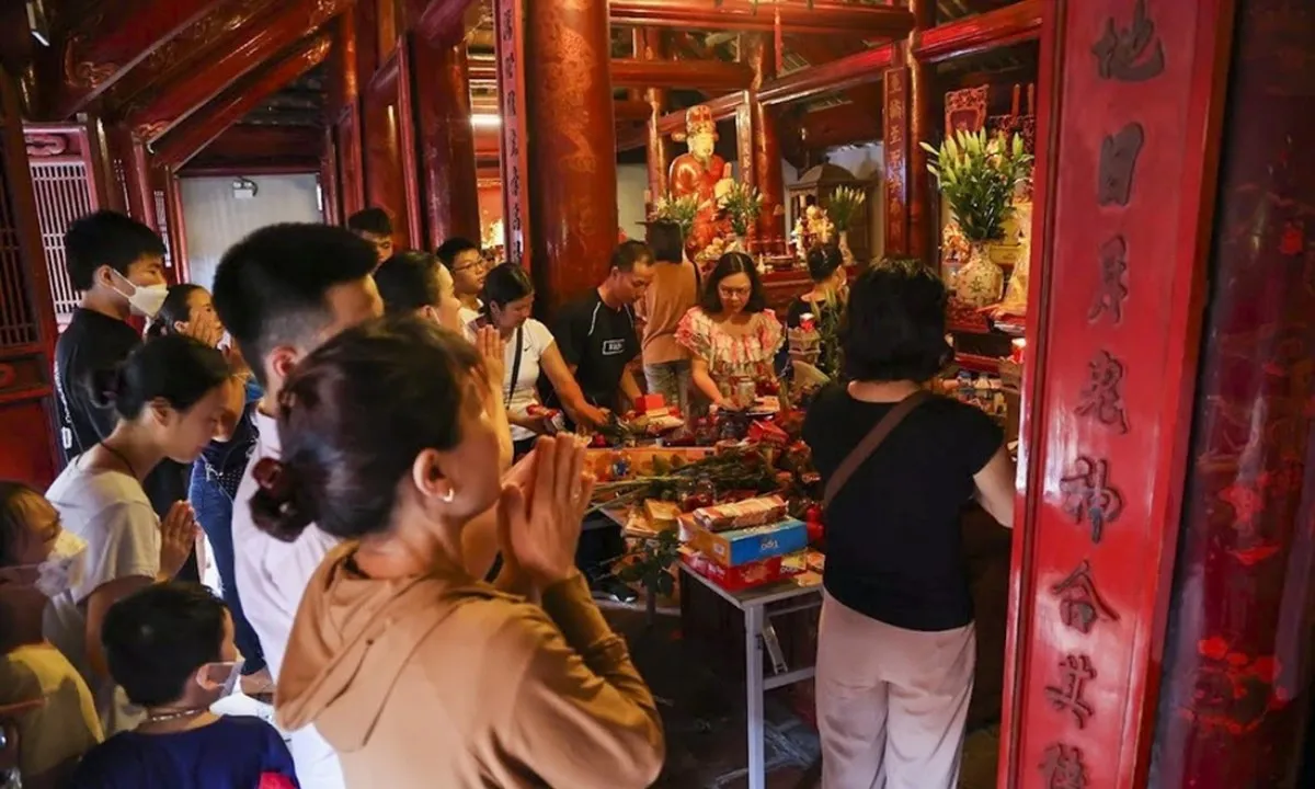 Sĩ tử, phụ huynh đến chùa cầu may trước kỳ thi vào lớp 10