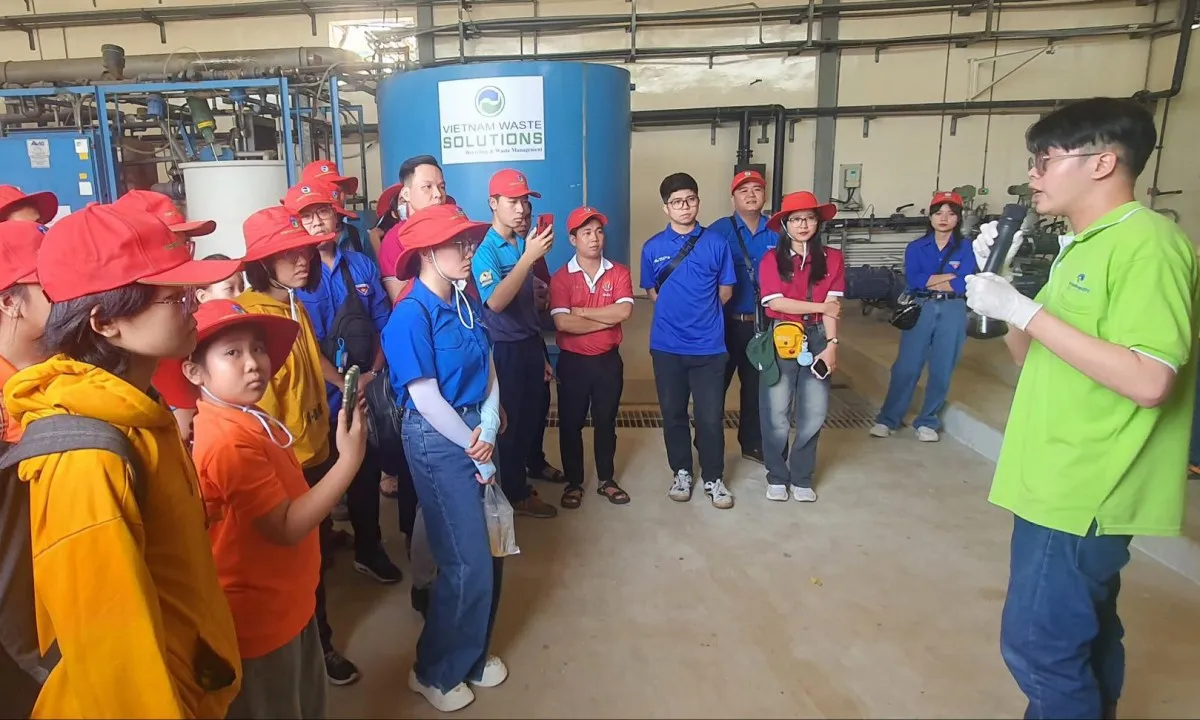 Đoàn viên, thanh thiếu niên thích thú khi tham quan bãi rác Đa Phước