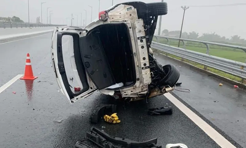 Hiện trường vụ tai nạn giao thông trên cao tốc, khiến  tài xế tử vong tại chổ 