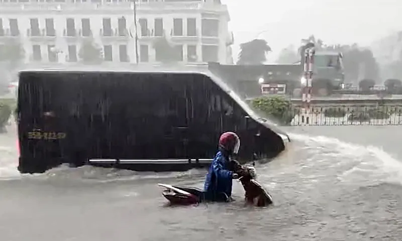 Mưa lớn khiến các tuyến đường tại TP Uông Bí ngập cục bộ