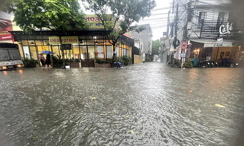 Phố Trung Lực (TP Hải Phòng) ngập nặng