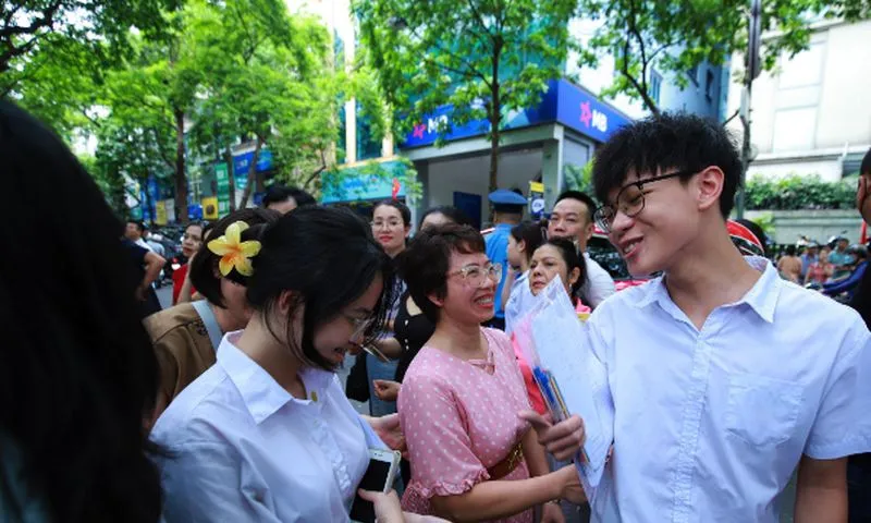 Kỳ thi lớp 10 Hà Nội: Đề thi toán phân hóa, gần 500 thí sinh vắng thi