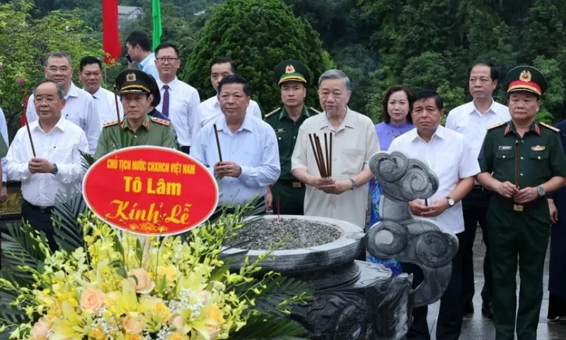 Chủ tịch nước Tô Lâm dâng hương tưởng nhớ Chủ tịch Hồ Chí Minh tại Pắc Bó 