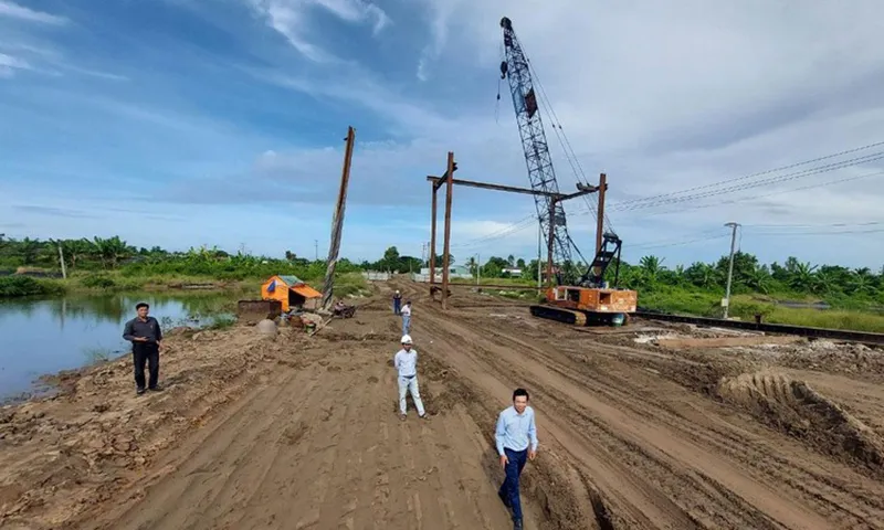 Dự án thành phần 4 thuộc tuyến cao tốc Châu Đốc - Cần Thơ - Sóc Trăng phát sinh thêm khối lượng lớn nền đất yếu, đất bùn phải xử lý