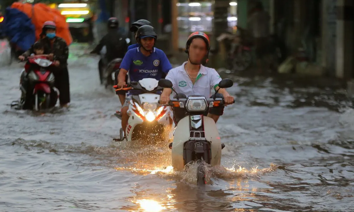 Một số điều lưu ý khi đi xe máy lúc trời mưa