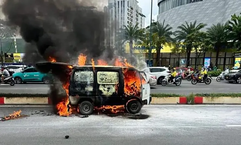 Xe đang chạy trên đường Phạm Văn Đồng  ở TPHCM thì bị bốc cháy