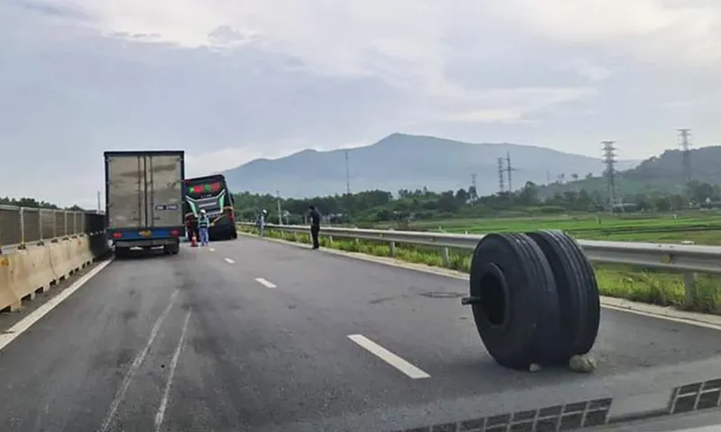 Xe khách gãy trục, bánh xe văng ra trên cao tốc Nghi Sơn - Diễn Châu