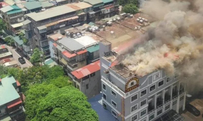 Hà Nội: Cháy lớn tại tòa nhà cao tầng, khói bốc lên nghi ngút