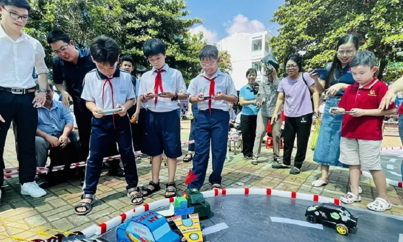 Học sinh tiểu học tại quận 8, TPHCM trong hoạt động Em là công dân số tháng 5 2024  t