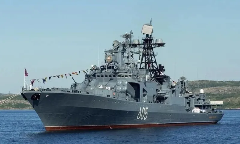  Ukraine nói tàu chống ngầm cỡ lớn của Nga bốc cháy trên biển 