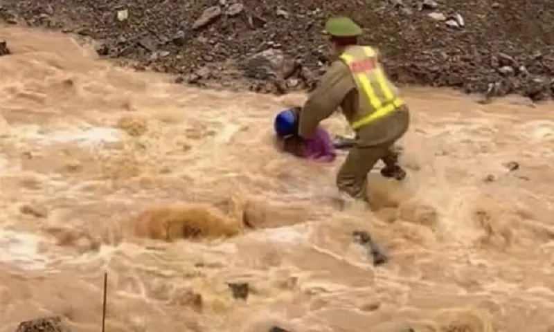 thượng úy nguyễn mạnh tường cứu người dân lũ cuốn Hà Giang