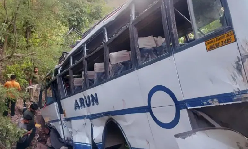 Xe buýt sau khi bị lao xuống vực tại Ấn Độ - Ảnh: PTI