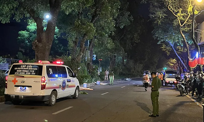 3 thanh niên chạy xe máy không bảng số, đâm vào dải phân cách, tử vong cả 3