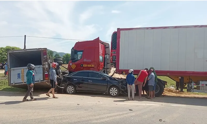 Xe con, xe tải, container đụng nhau liên hoàn trên Quốc lộ 1